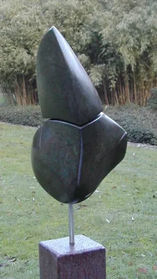 sculptuur 13, springstone op metalen sokkel