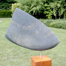 sculptuur 8, springstone op metalen sokkel
