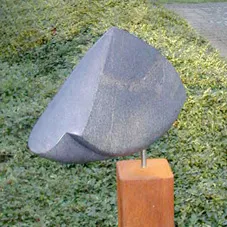 sculptuur 8, springstone op metalen sokkel