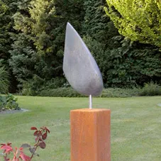 sculptuur 8, springstone op metalen sokkel