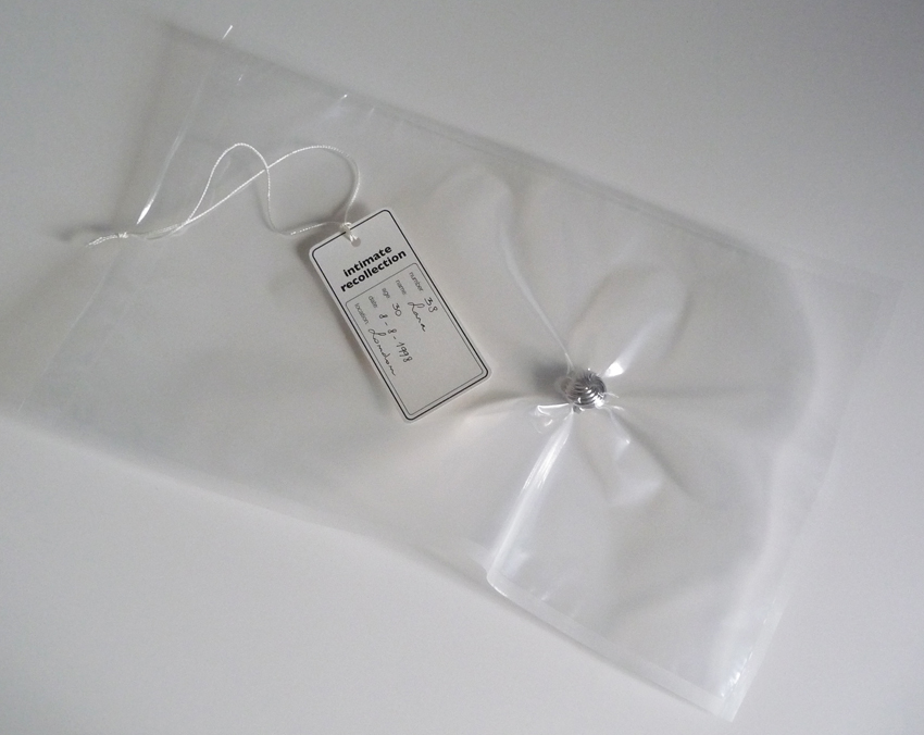 Intimate recollection – vacuüm verpakte oorbel, Parcours d'amour 2014